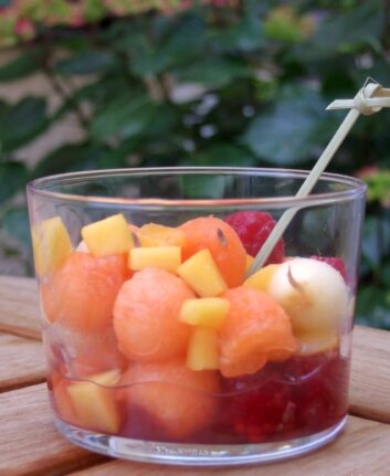 Salade de fruits d'été aux framboises, nectarines et melon