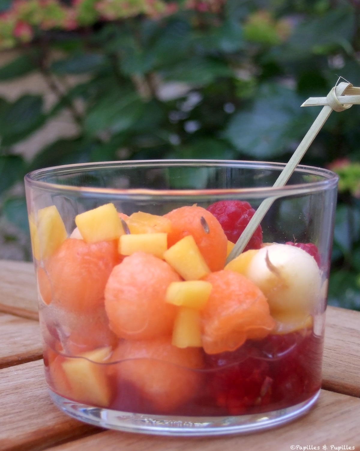 Salade de fruits d'été aux framboises, nectarines et melon