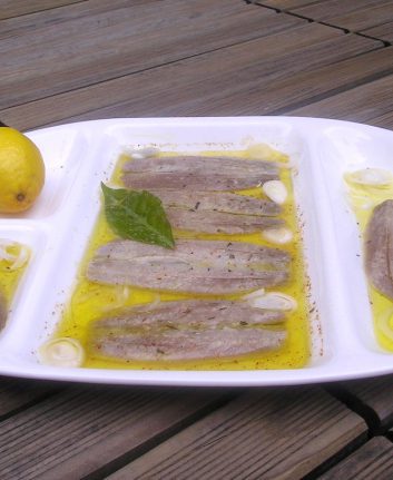 Sardines fraîches marinées à l'ail et au citron