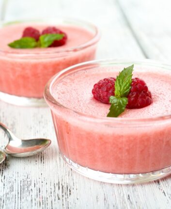 Mousse aux framboises sans oeufs sans gluten ©Africa Studio shutterstock