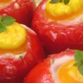 Oeufs cocotte en nids de tomates