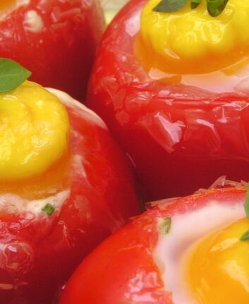Oeufs cocotte en nids de tomates