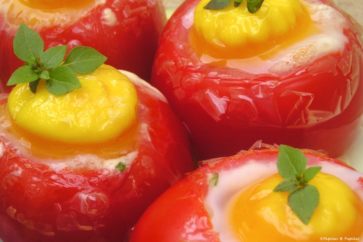 Oeufs cocotte en nids de tomates