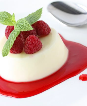 Panacotta aux framboises sans oeufs sans gluten ©Bonchan shutterstock