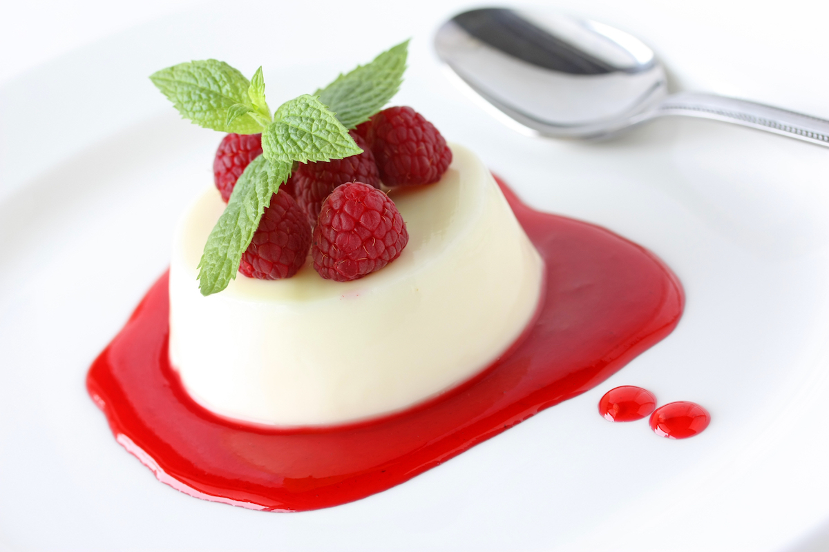 Panacotta aux framboises sans oeufs sans gluten ©Bonchan shutterstock