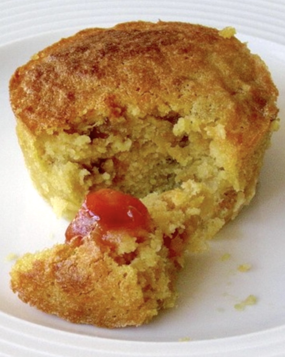 Petits gâteaux à la patate douce et au gingembre confit, sans gluten et sans lait, servis en ramequins