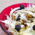 Salade automnale au chou blanc, raisins, pommes et noix