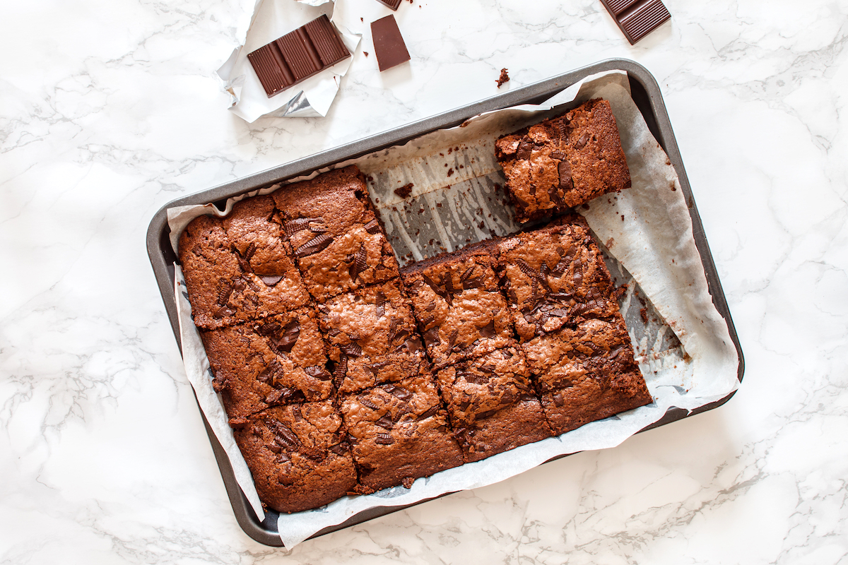 Brownie au chocolat sans œuf ni gluten, découpé en parts, texture moelleuse