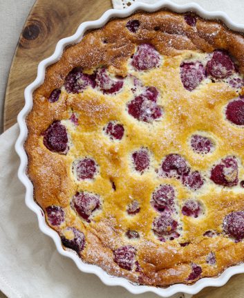 Clafoutis de framboises au lait d'amandes © Magdanatka shutterstock
