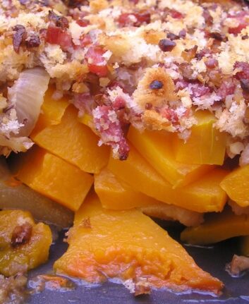 Crumble gratiné de butternut, poires et bacon