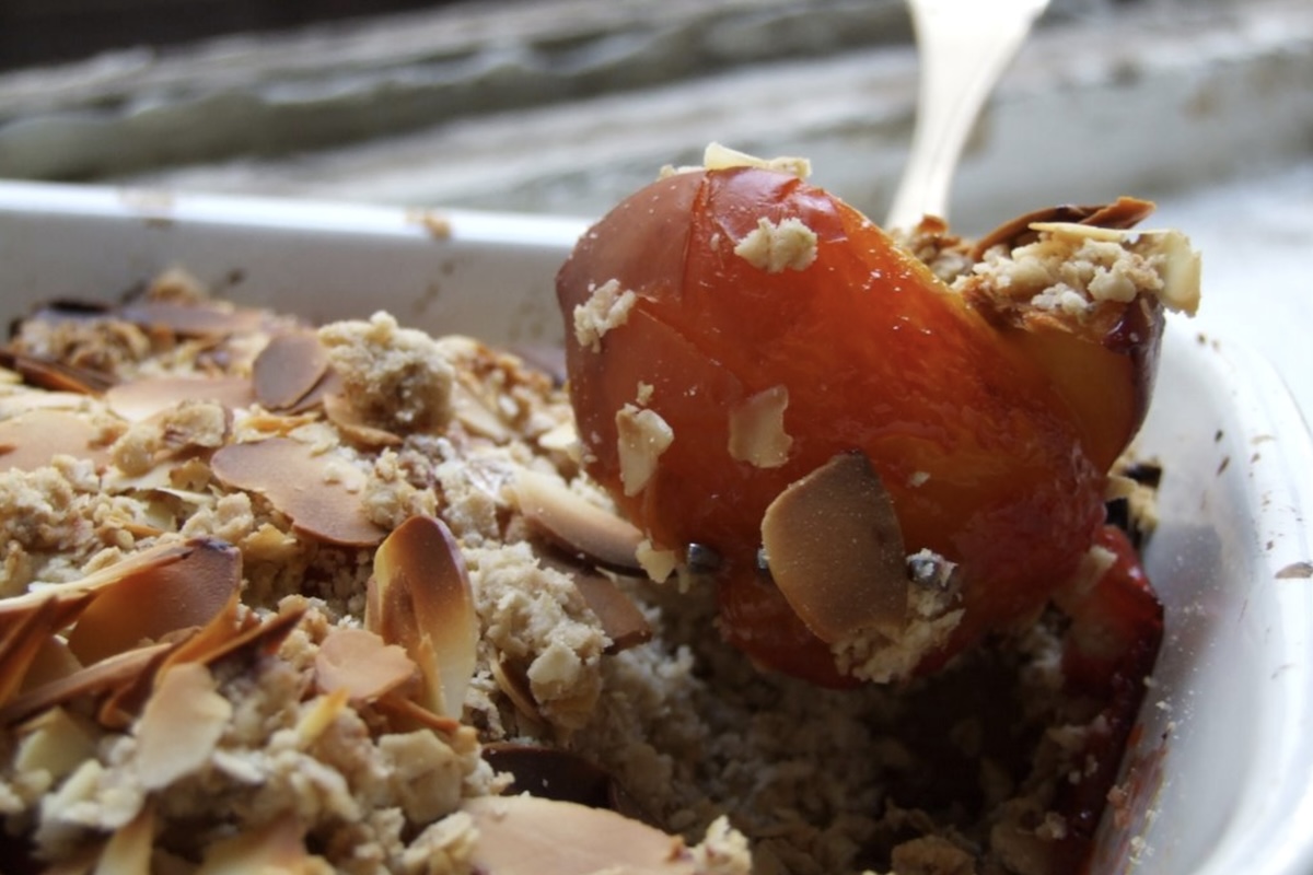 Crumble aux prunes sirupeuses