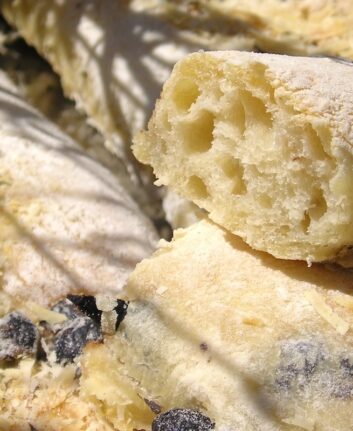 Fougasse à l’origan, aux olives et au parmesan