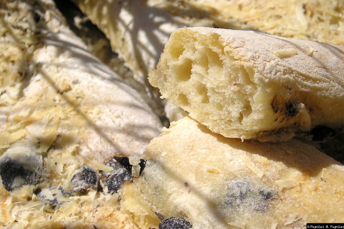Fougasse à l’origan, aux olives et au parmesan