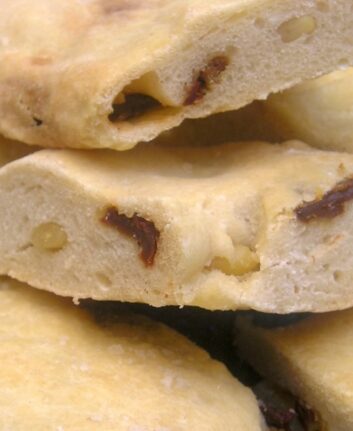 Fougasse aux tomates confites et pignons de pin