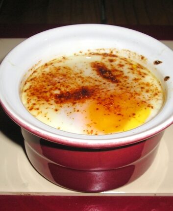 Oeuf cocotte au foie gras et au piment d'Espelette