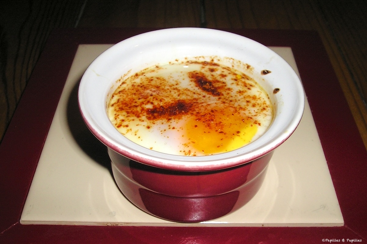 Œuf cocotte au foie gras et au piment d'Espelette, prêt à déguster