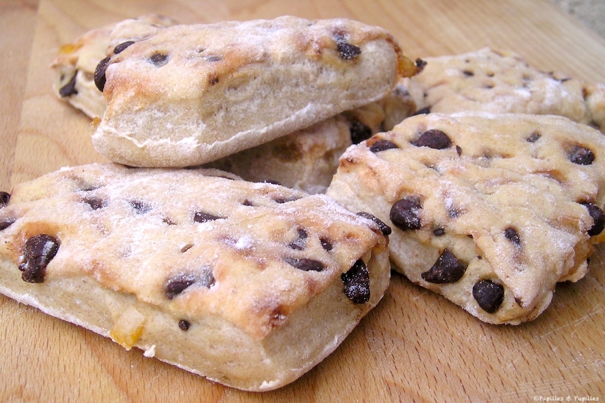 Petits pains aux pépites de chocolat et oranges confites