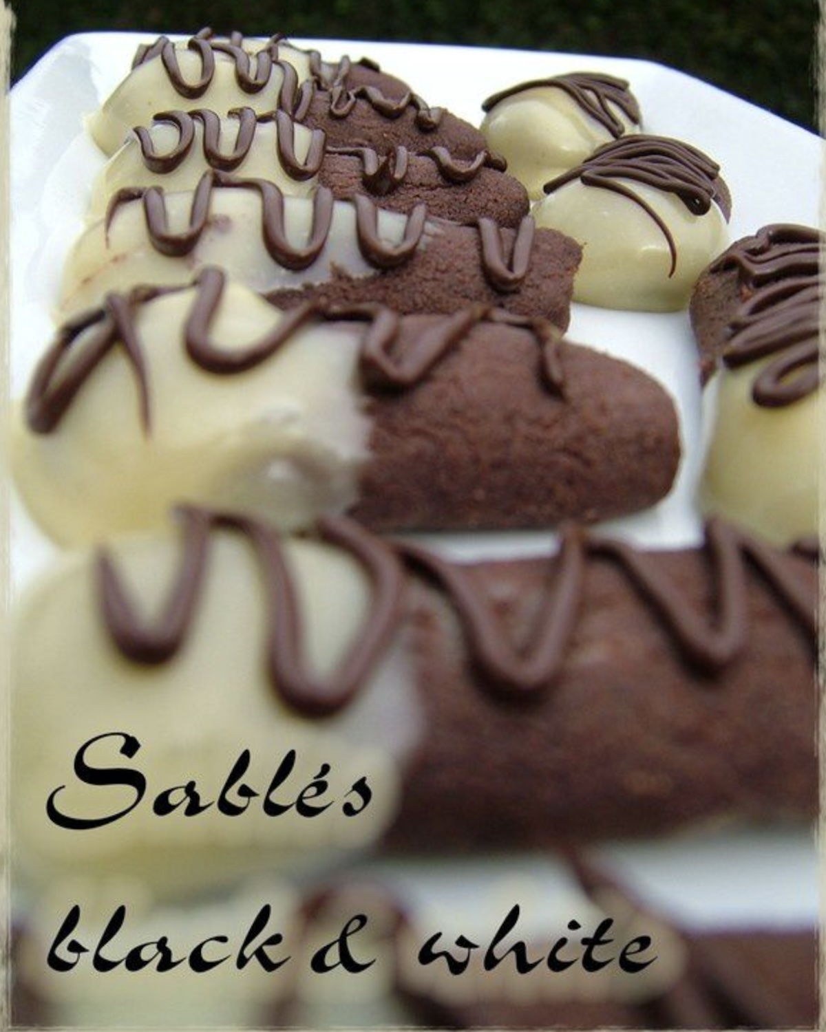 Sablés chics en noir et blanc sans oeufs