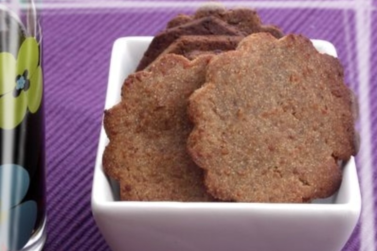 Biscuits apéritif à la farine de châtaignes sans gluten servis sur une table pour l’apéritif