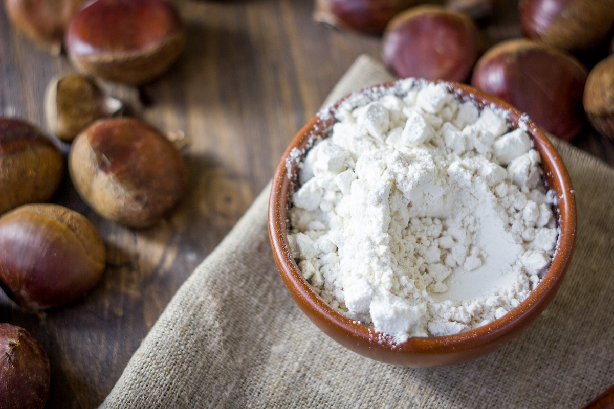 Farine de châtaignes utilisée pour préparer des biscuits apéritif sans gluten