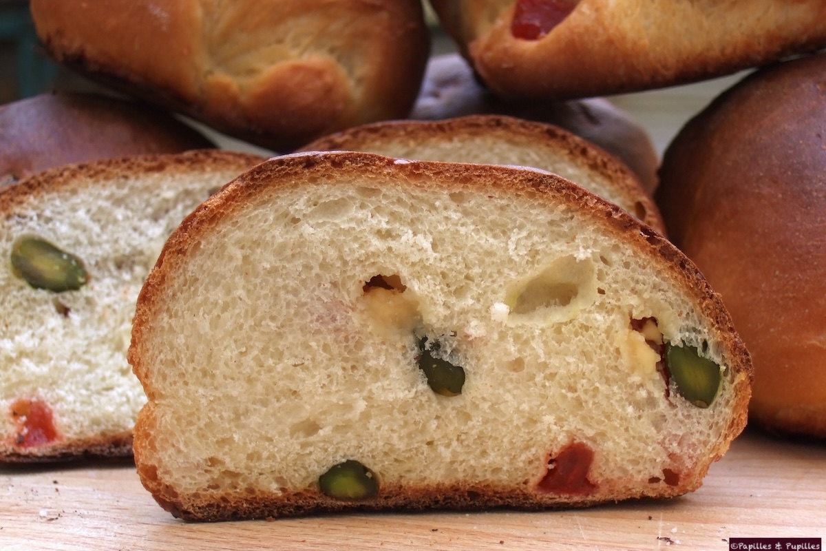Petits pains aux fraises séchées, pistaches, chocolat blanc