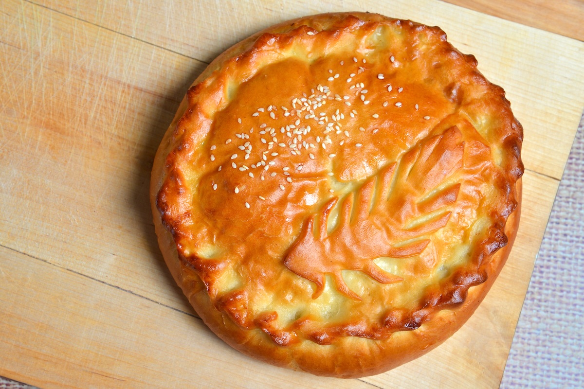 Part de tourte au saumon fumé et pommes de terre