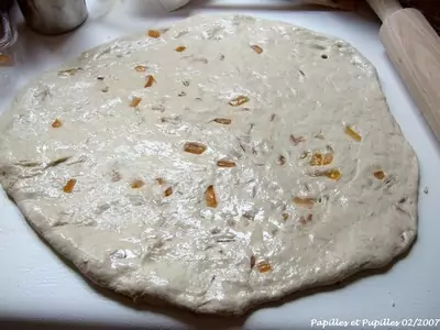 Incorporez les morceaux d'oranges confites et aplatissez