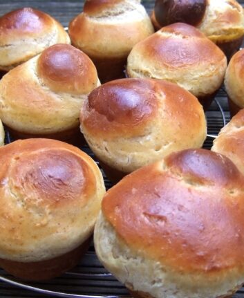 Briochettes au yaourt, purée de noisettes et cumbava
