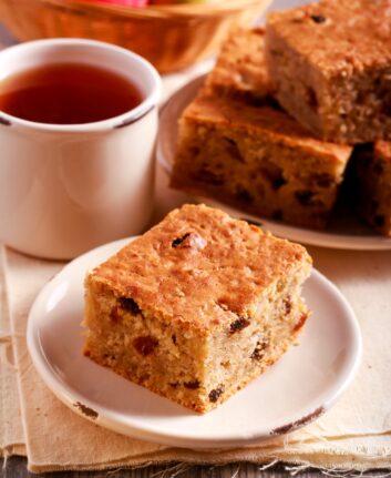 Gâteau pommes raisins cannelle ©MShev shutterstock