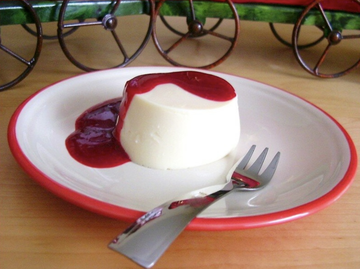 Panna cotta au lait concentré, sans œufs ni gluten et coulis de fruits rouges