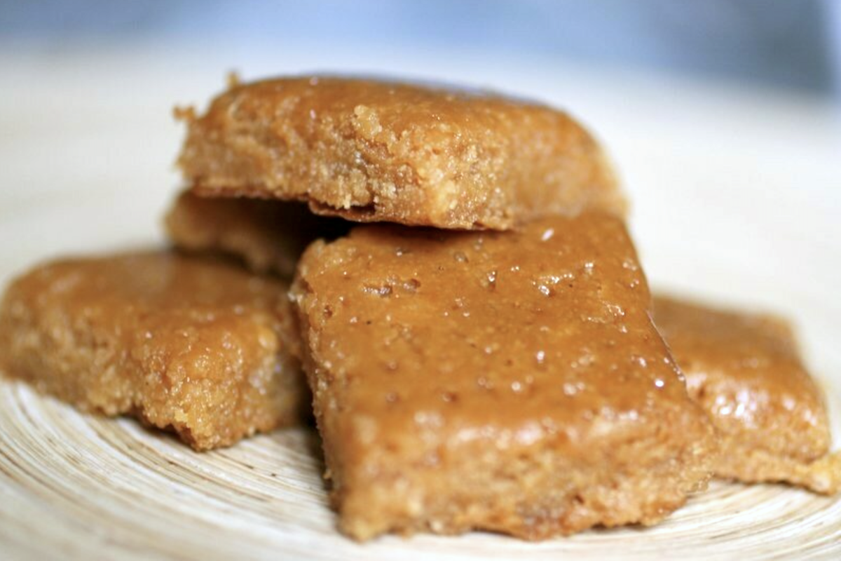 Carrés aux amandes et fleur d'oranger sans oeufs sans gluten