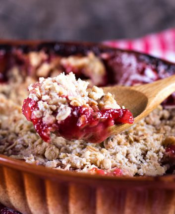 Crumble aux fruits rouges © Julia Lototskaya shutterstock