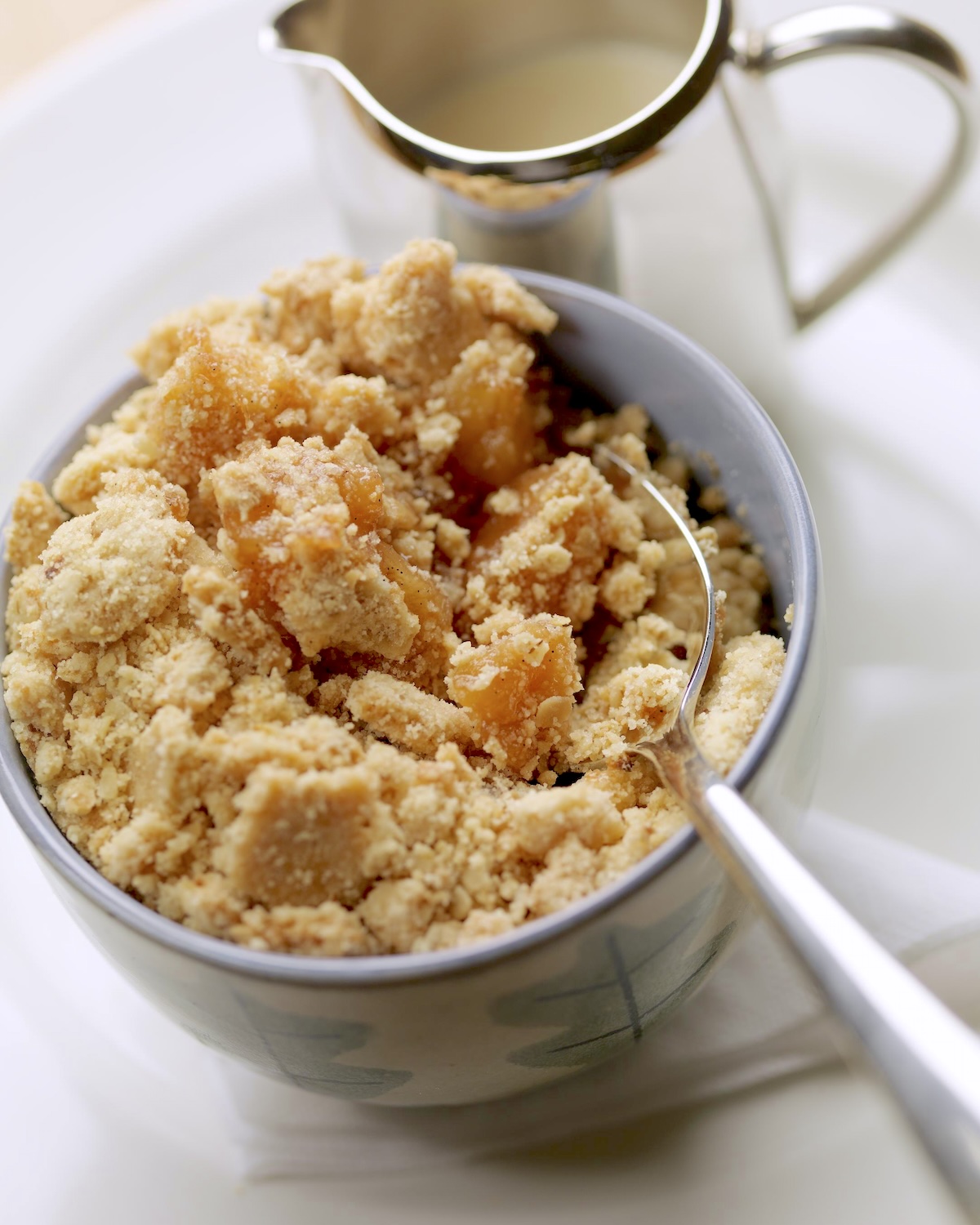 Crumble aux pommes amandes sans œufs, surface dorée et croustillante