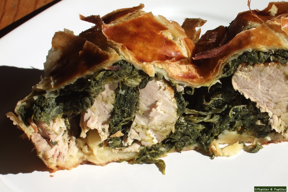 Tranches de filet mignon en croûte aux épinards servies à table