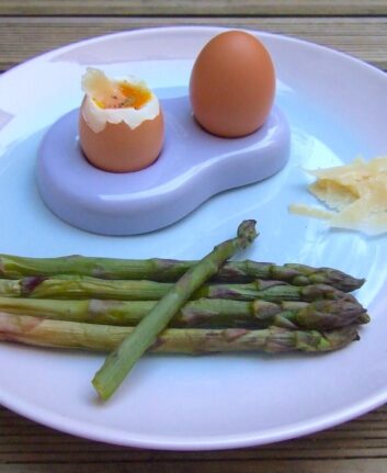 Oeuf coque, asperges et Parmesan