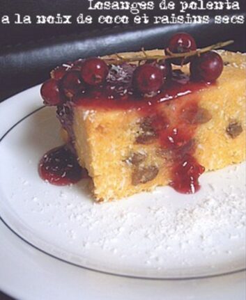 Losanges de polenta à la noix de coco et aux raisins secs
