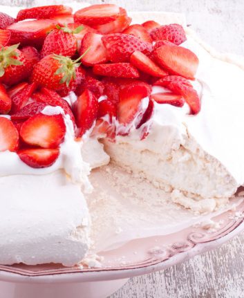 Pavlova aux fraises sans gluten ©bernashafo shutterstock