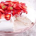 Pavlova aux fraises sans gluten ©bernashafo shutterstock