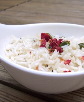 Riz aux pistaches et aux pétales de roses