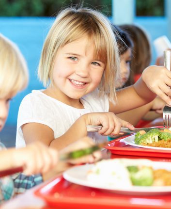 Cantine scolaire © Monkey Business Images shutterstock