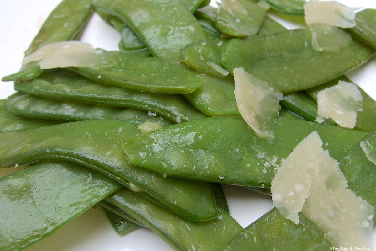 Pois gourmands servis avec huile de noisette, parmesan et sel de Maldon