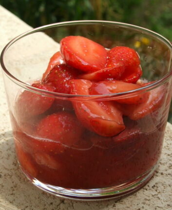 Verrines de fraises et framboises au jus de fraises et feuilles de menthe