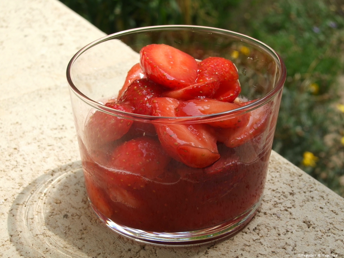  Verrines de fraises et framboises au jus de fraises et feuilles de menthe