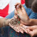 Tatouage au henné ©e AMilkin shutterstock