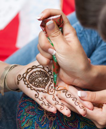 Tatouage au henné ©e AMilkin shutterstock