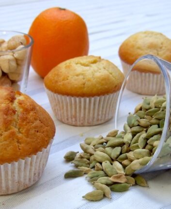 Muffins aux zestes d'orange, cardamome et noisettes