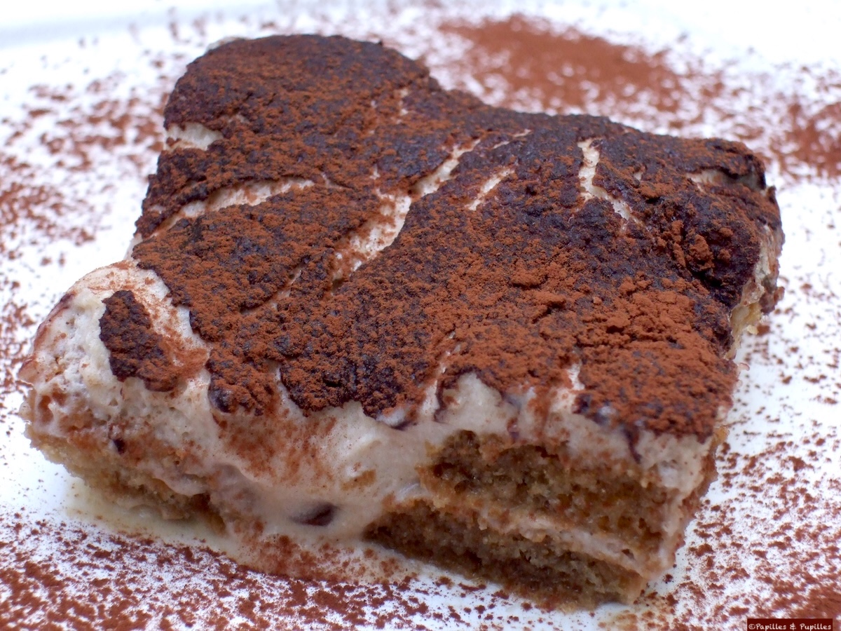 Part de tiramisu au café avec crème mascarpone et cacao