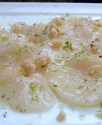 Carpaccio de Saint Jacques aux noisettes concassées