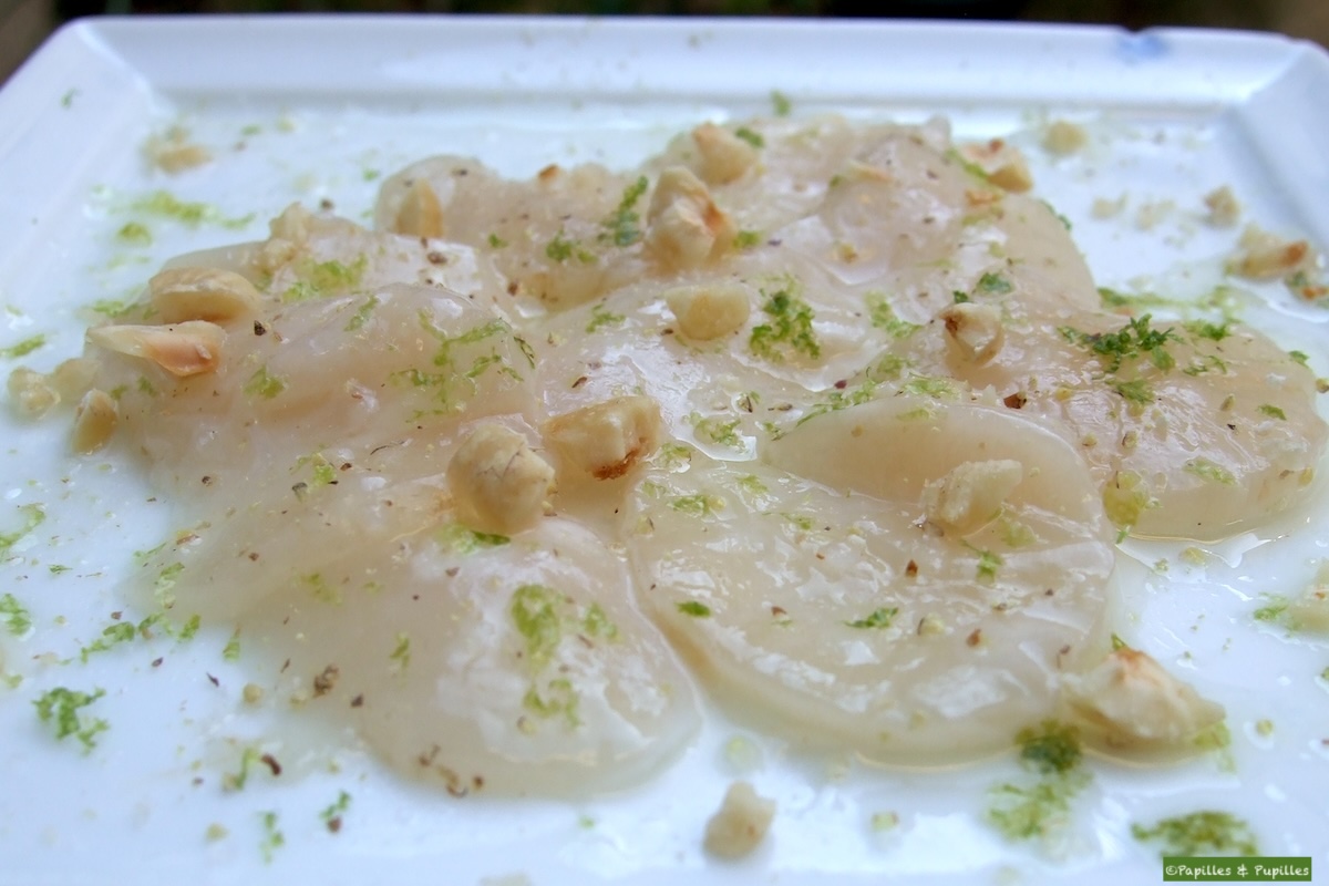 Carpaccio de Saint Jacques aux noisettes concassées