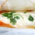 Papillote de bar à la concassée de tomates et oignons